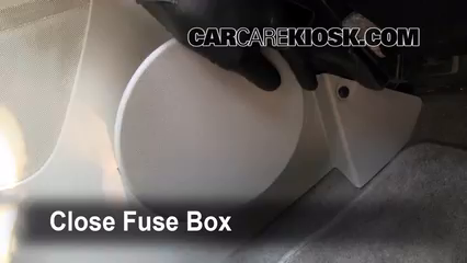 Ubicación de caja de fusibles interior en Chevrolet ... 2009 equinox fuse box cover 